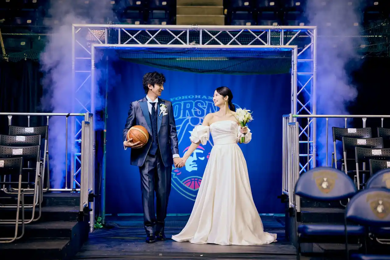 【横浜ベイシェラトン ホテル＆タワーズ】 オフィシャルパートナーである横浜ビー・コルセアーズとのコラボレーション企画　ホームアリーナを舞台に、バスケットコート中央や選手入場ゲートで撮影も可能