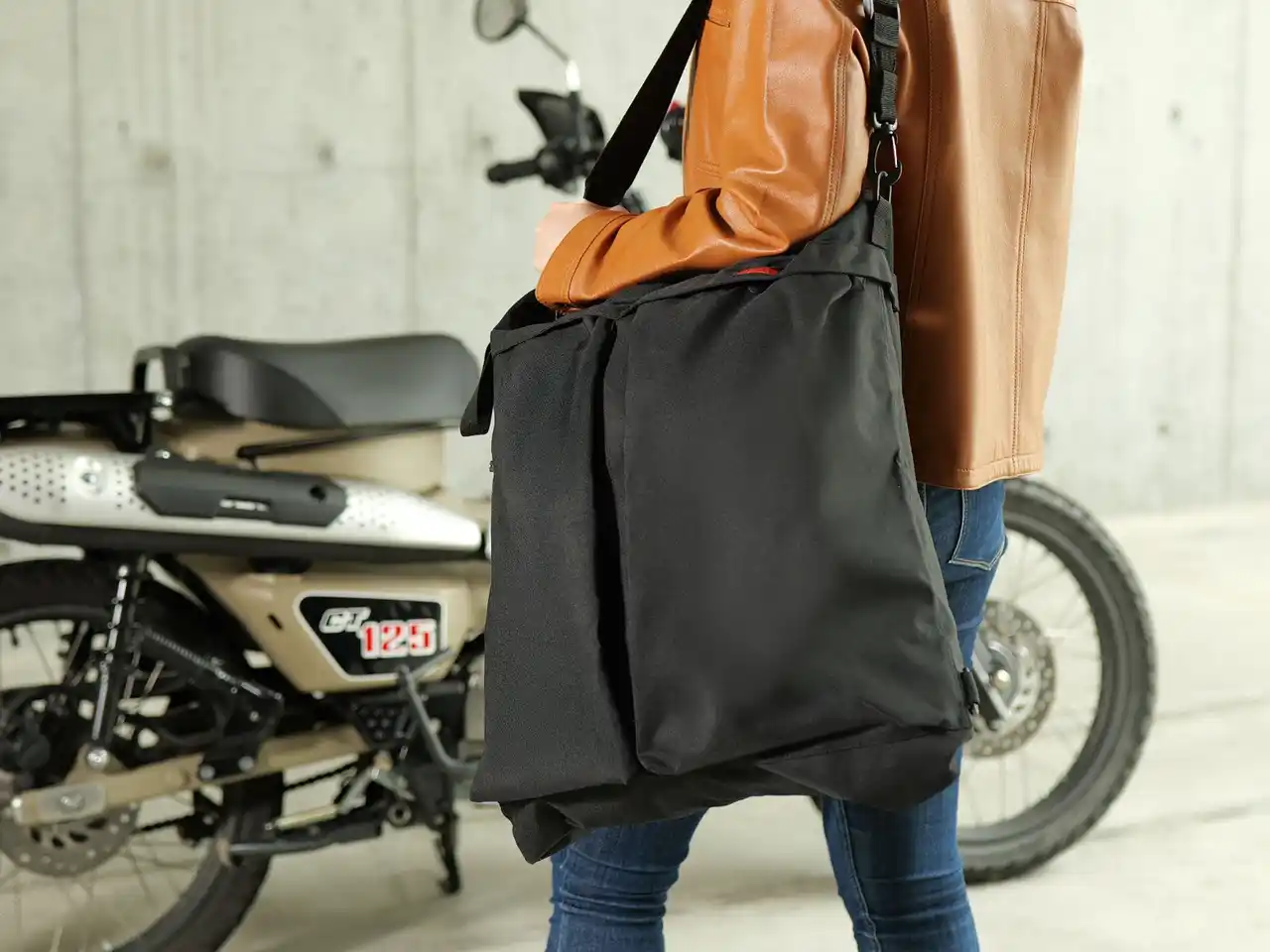 【ビーズ株式会社】 折りたたんで持ち運べる「オートバイ ヘルメット専用トートバッグ」を発売
