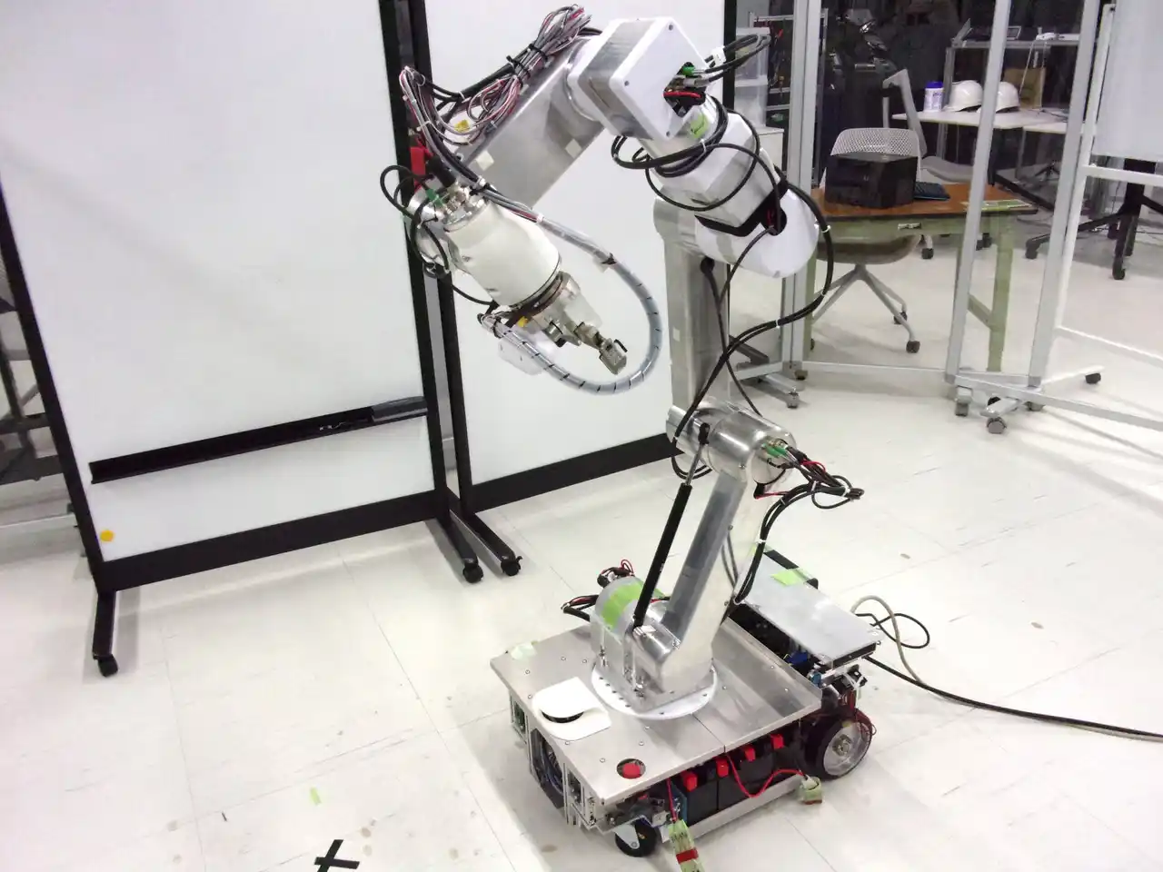 オムロン、ラボオートメーション技術7件を日本ロボット学会で発表 ～人と“ロボット研究員”が共同研究する未来の実現をめざして～