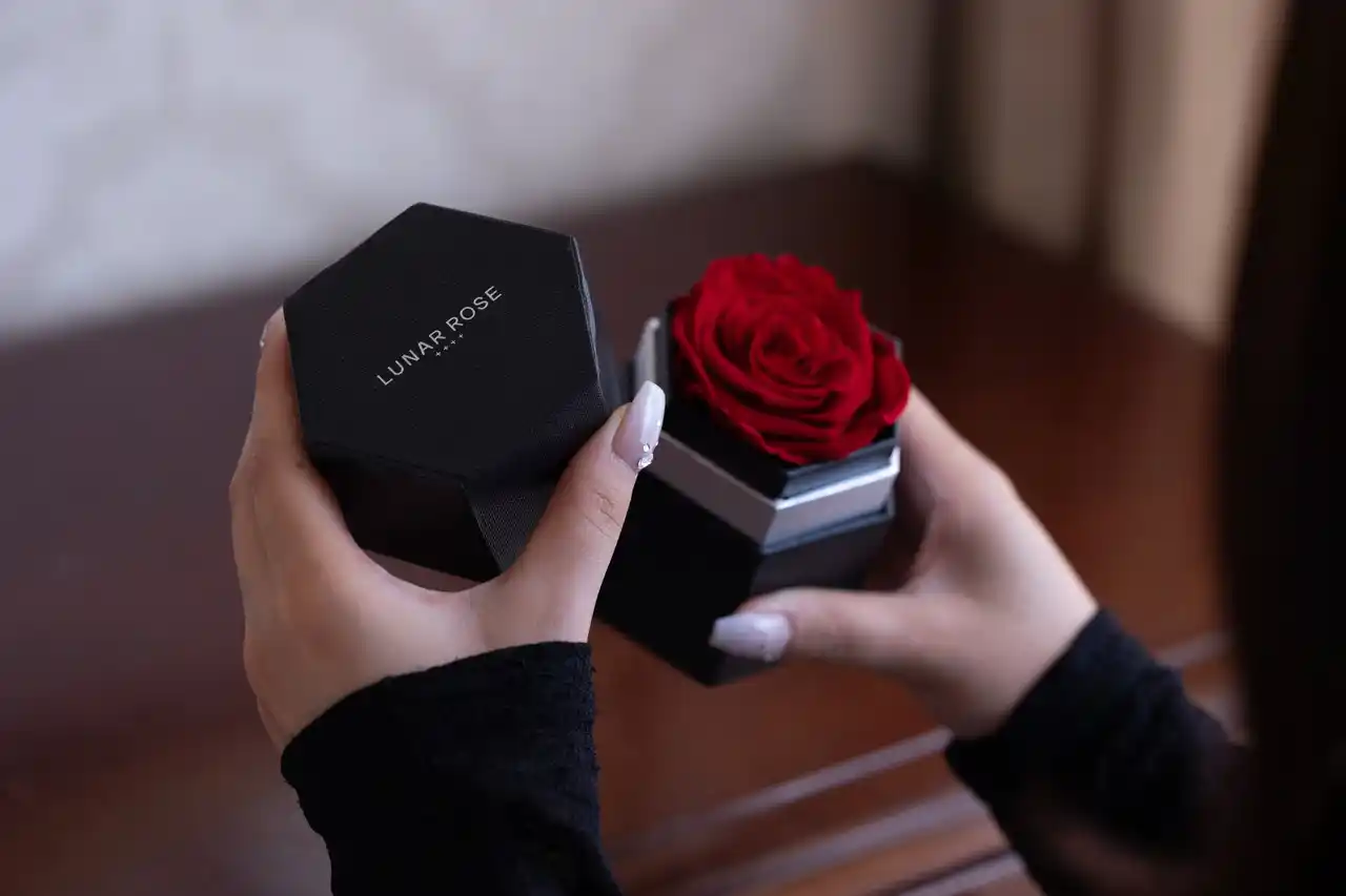 話題沸騰。“感情を贈る”1輪のバラ「Rose you」--LUNAR ROSEからの新提案。