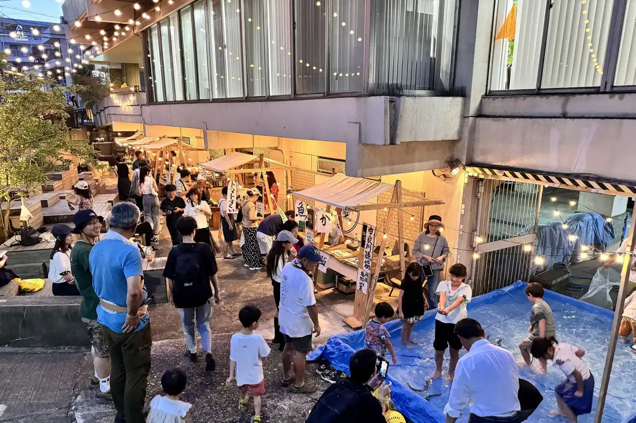 【西田工業株式会社】 都会の真ん中でアユをつかめ！産地直送、美味しい体験型ファーマーズマーケットが今年も西田ビルで開催！大阪中津の夏の風物詩へ