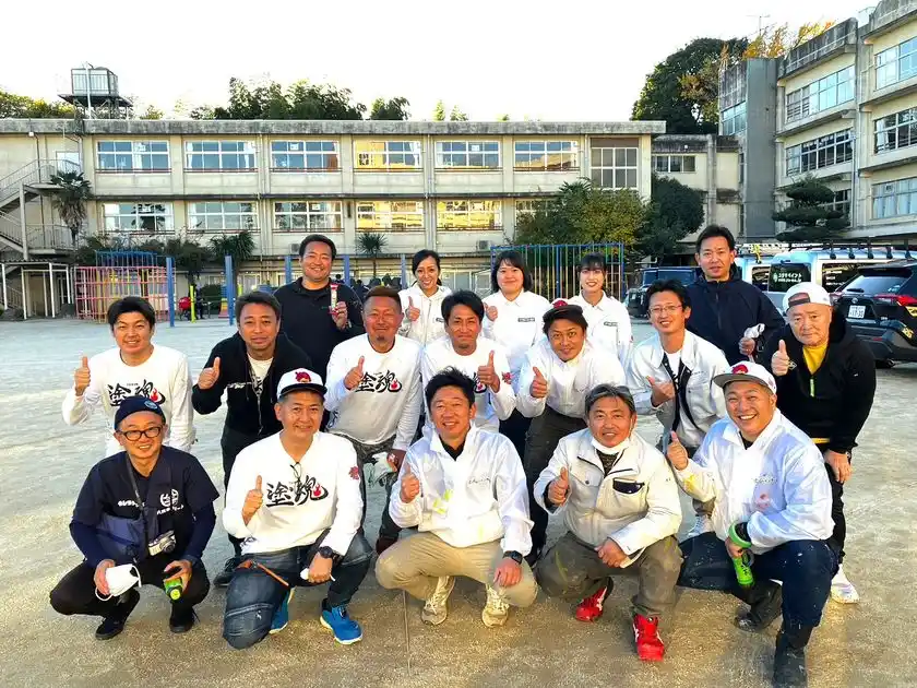 【柏市立逆井小】29年越しの恩返し卒業生の塗装職人が母校の遊具を塗り替え「塗り替えとは」を児童へ伝える