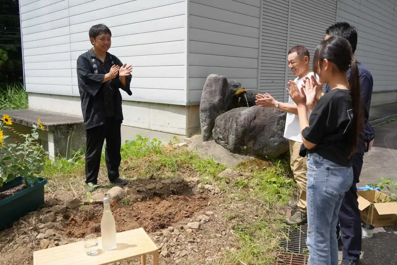 津南醸造は、来場者とひまわりを植える植栽イベントを開催しました