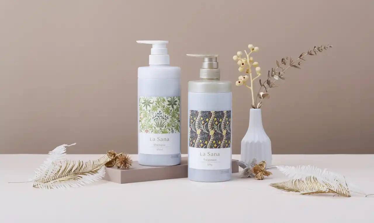 【株式会社ヤマサキ】 自然を愛する2つのブランドの出会い。「ウィリアム・モリス(R)」×「ラサーナ」コラボ名柄デザインのシャンプー・トリートメント専用ボトルが新登場！2025年11月4日（火） 数量限定発売