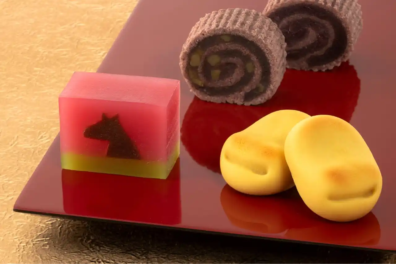 【鶴屋吉信】 午年の幸をねがって。令和8年(2026年)の新年を寿ぐ、干支・お正月のお菓子をご紹介します。