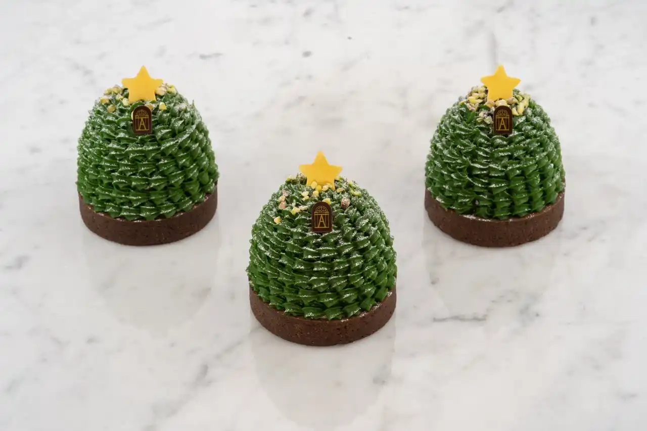 フランス・パリのサロン・ド・テ「アンジェリーナ」より、クリスマスツリーをモチーフにしたモンブランやクリスマス仕立ての大きなモンブラン登場！