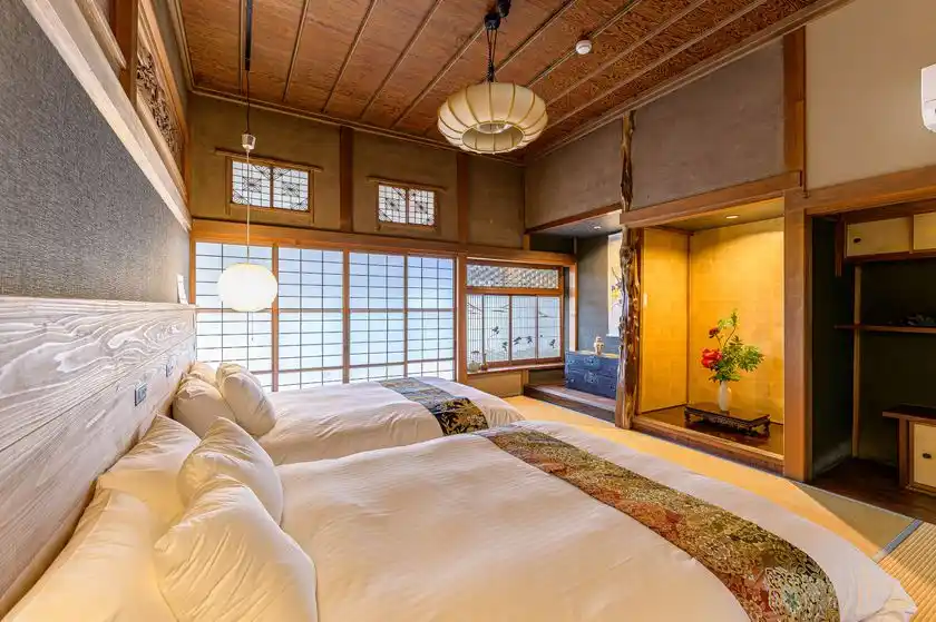 来函外国人客11.6％増、インバウンド好調の函館で築88年の歴史建築貸別荘が1周年読者限定「函館ワイン」プレゼント