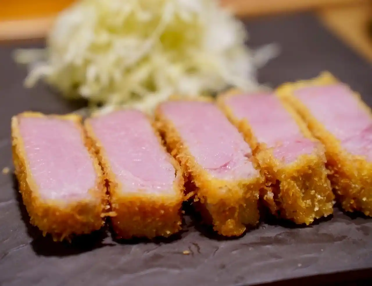 【株式会社UEiQ】 京都初※ 河原町にロゼとんかつが主役の食堂酒場が誕生！