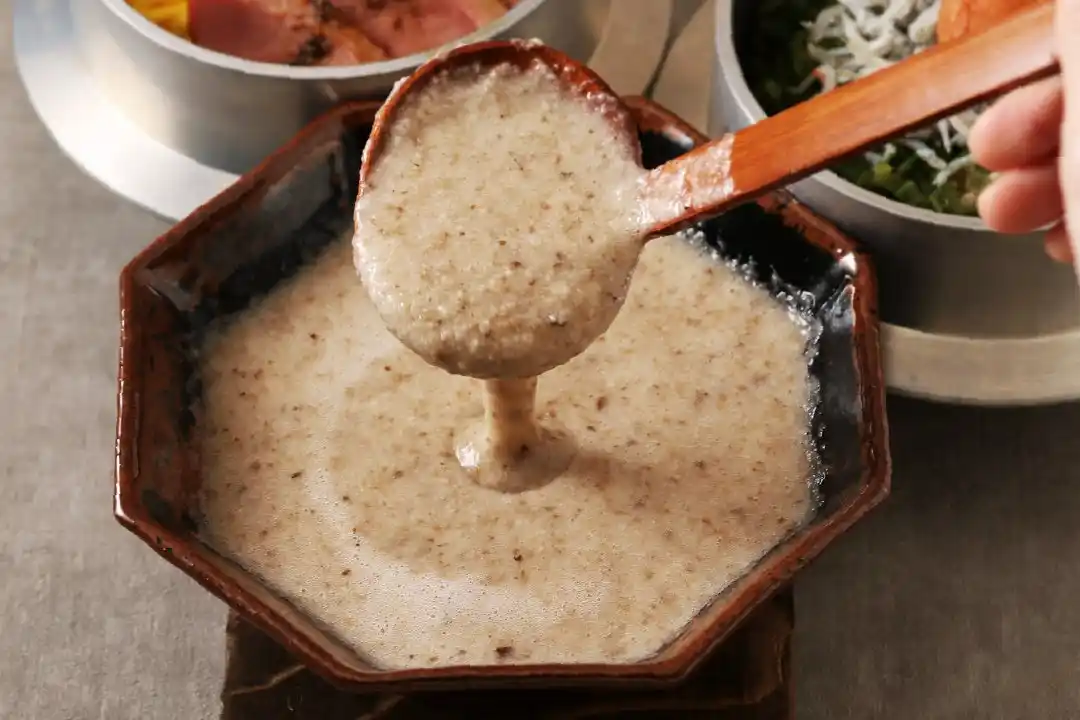 【株式会社ポトマック】 【黒十 釜飯と炙り 横浜モアーズ店開店１周年記念！】「自然薯入りとろろ食べ放題」を3月12日より期間限定で開催