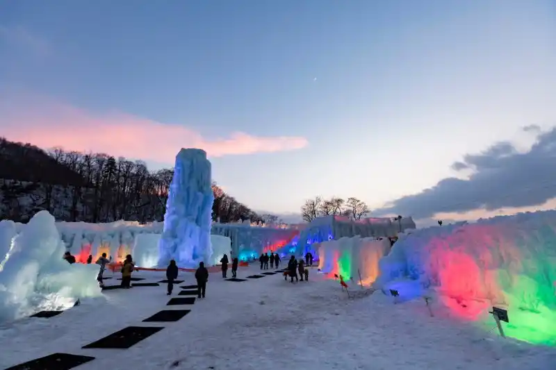 支笏湖ブルーの幻想へ、氷の世界をゆったり鑑賞-『しこつ湖 鶴雅リゾートスパ 水の謌』、氷濤まつりプレミアムタイムチケット付きプラン販売開始