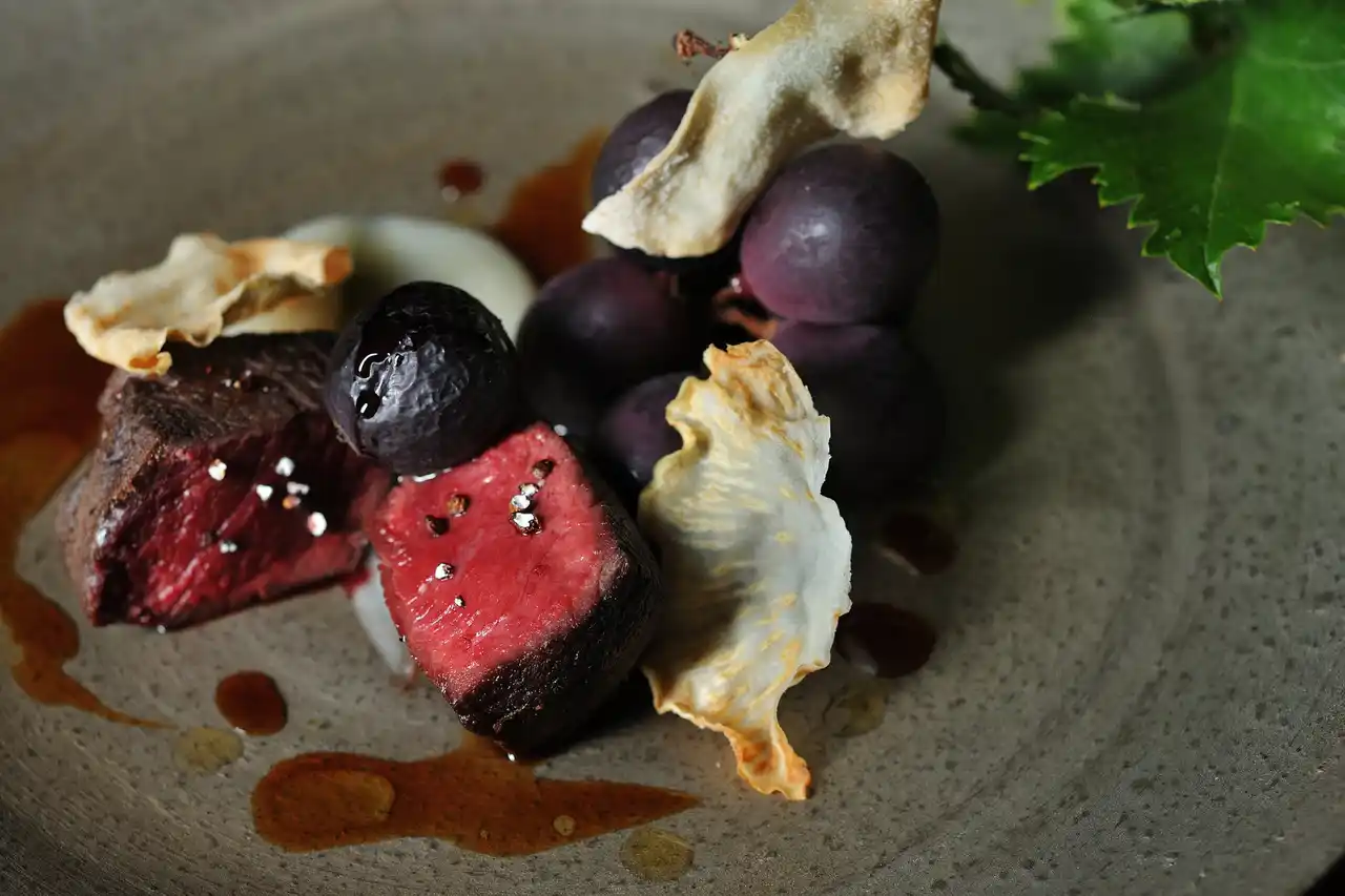 【リゾナーレトマム】メインダイニングが新たなコンセプトで進化。北海道の旬の食材「鹿肉」をテーマにした秋のディナーコースを提供