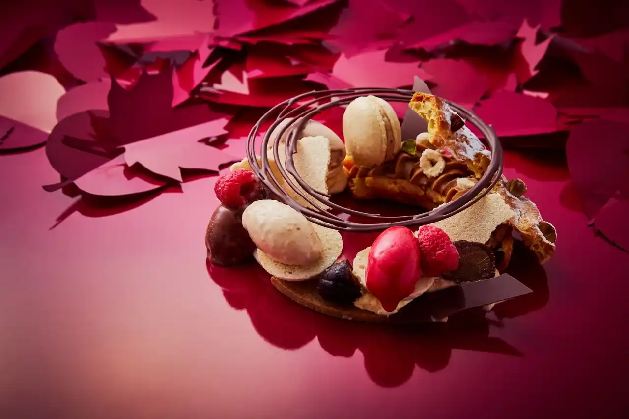 【ショコラティエ パレドオール】2025年秋の新作！ひと皿で味わう栗とベリーのデザート