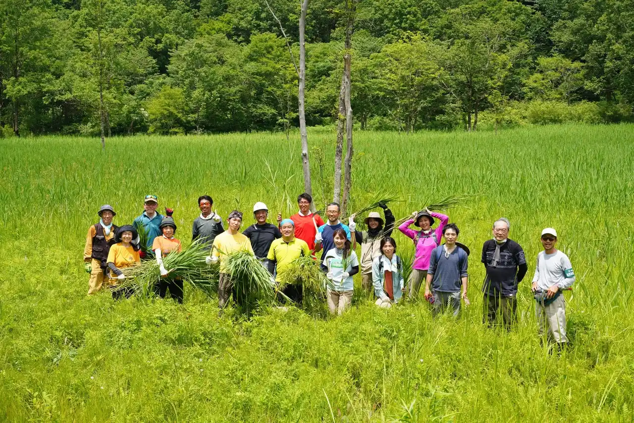 【岐阜県飛騨市】地域住民×ボランティア×企業の力で、池ヶ原湿原の厄介者「ヨシ」刈り取り作業。ヨシを活用した商品化とファン獲得を目指して！