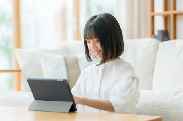 【株式会社スモールブリッジ】 暖かいおうちで学ぶ！オンラインレッスン料金30%ポイントバック、12月19日「カフェトークの日」キャンペーン