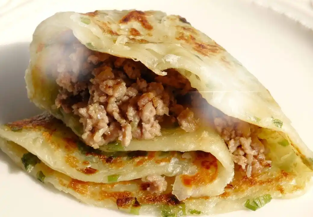 横浜中華街のメインゲート「善隣門」門前横濱東風軒から、「葱肉巻餅（ねぎにくまきもち）」販売開始。