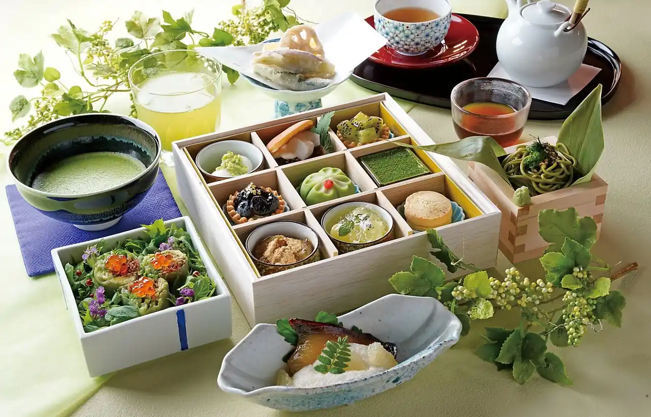 【明治記念館】“懐石料亭「花がすみ」で平日期間限定「夏のアフターヌーンティー（8,470円・税サ込・室料サービス）」開催中！”　完全個室の落ち着いた空間でくつろぎのひとときをお過ごしください