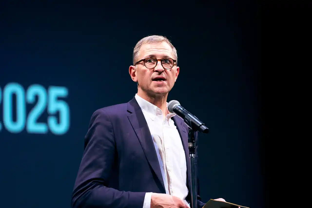 【GEN°】 Franceに学ぶ公共文化政策・Art &Espace Louis Vuitton Tokyo「Andy　Warhol　Serial Portraits 」特集！