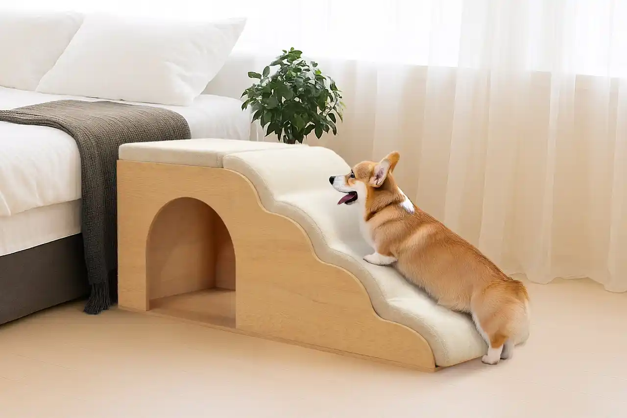 【Fun Standard株式会社】 上質なライフスタイルに寄り添うペット用品。デザインと機能性を両立したブランド「Urban Tail」誕生。美しい住空間に溶け込み、ペットの移動を快適に支えるドッグスロープハウスを2タイプで展開します。