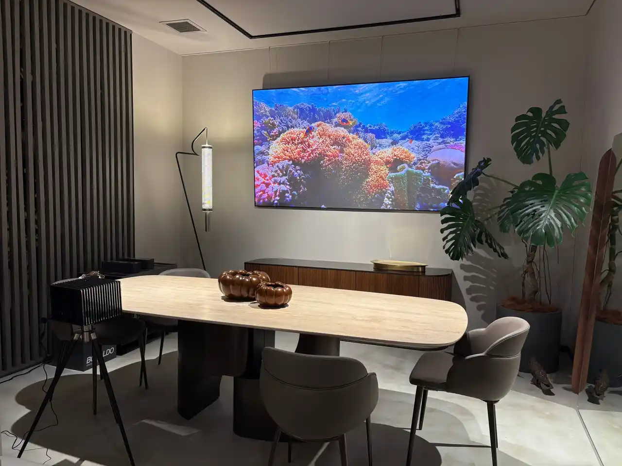【東京・南青山】イタリアのハイエンド家具ブランド「BONALDO」空間にて「VisionMaster Max」を展示開始。豊洲ではスクリーン設置で、より深い没入感を体感可能に
