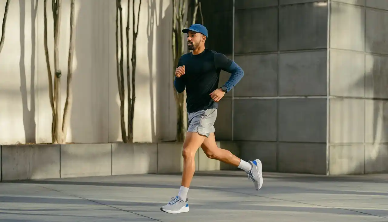 【丸紅コンシューマーブランズ株式会社】 手を使わずに、そのまま走り出せる。走れるハンズフリーシューズ「FREEDOM RUN」新登場