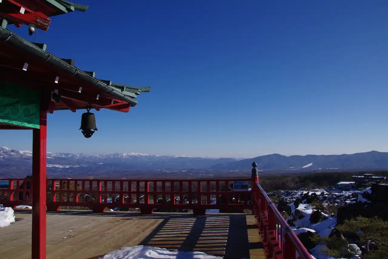 【株式会社西武・プリンスホテルズワールドワイド】 【鬼押出し園】「鬼は味方」標高1,300m超の舞台から鬼も福もWelcomeな節分豆まき