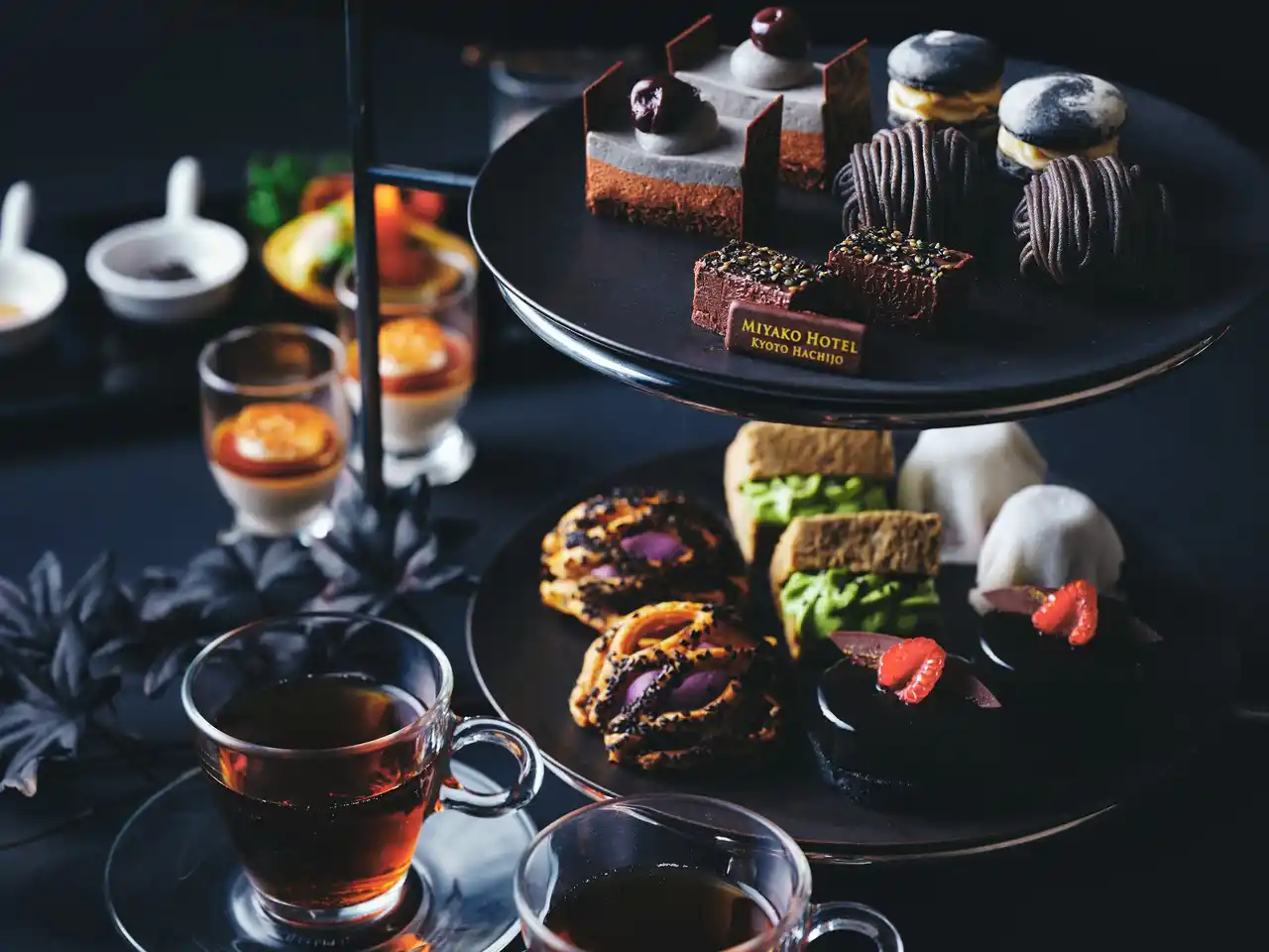 【都ホテル 京都八条】「キレイを叶えるご褒美時間」山田製油の黒ごまなどを使用した『漆黒のアフタヌーンティー』を販売