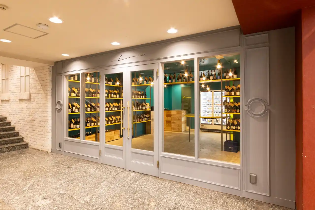 上野駅直結、600種類以上のワインが3,000円台から。銀座レカンのソムリエチームが手がける新店舗「リカーショップLE」が2026年1月2日、アトレ上野にオープン。