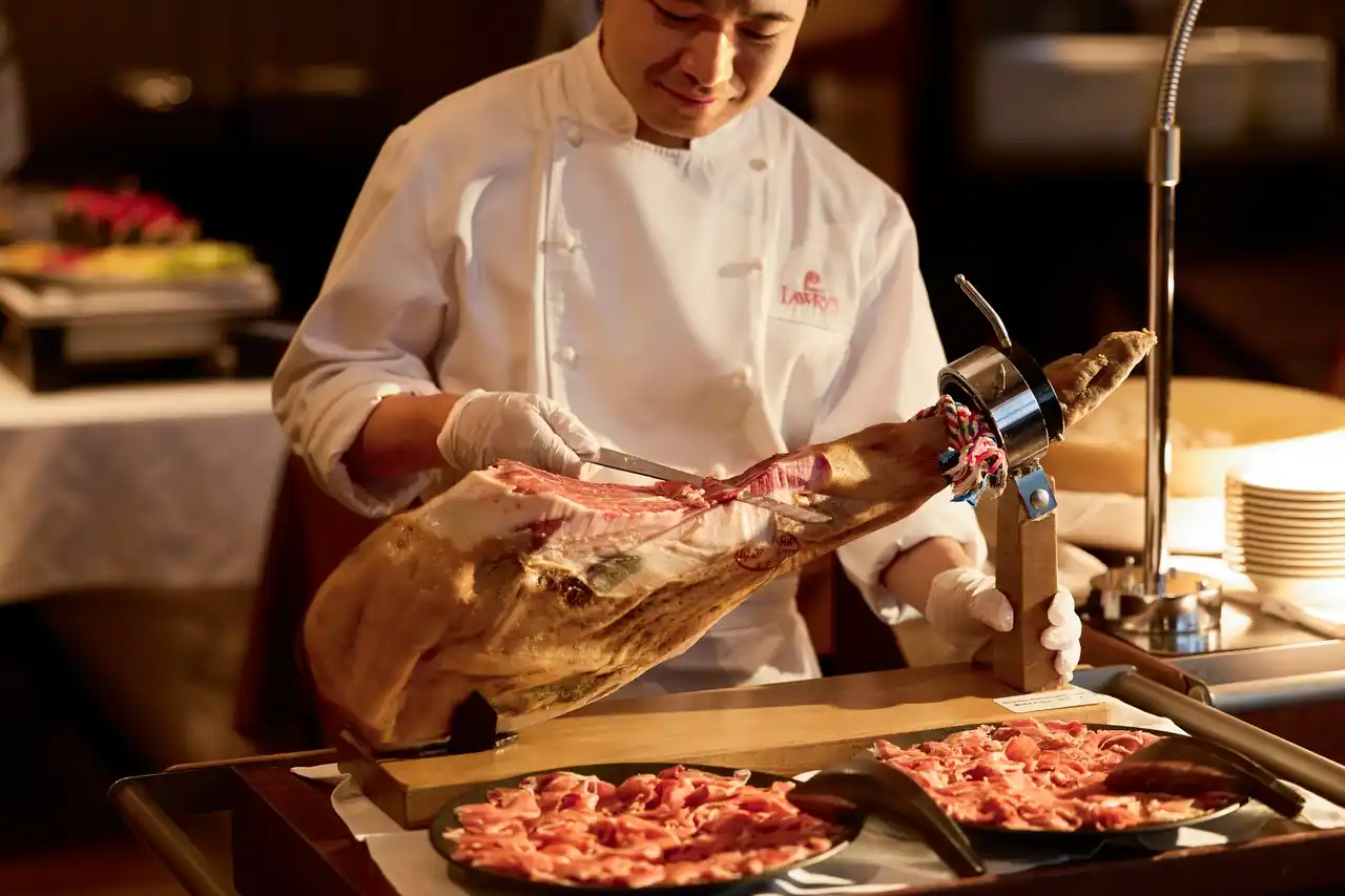 【ロウリーズ・ザ・プライムリブ】新年を華やかに迎える特別な3日間「プレミアムランチビュッフェ」開催