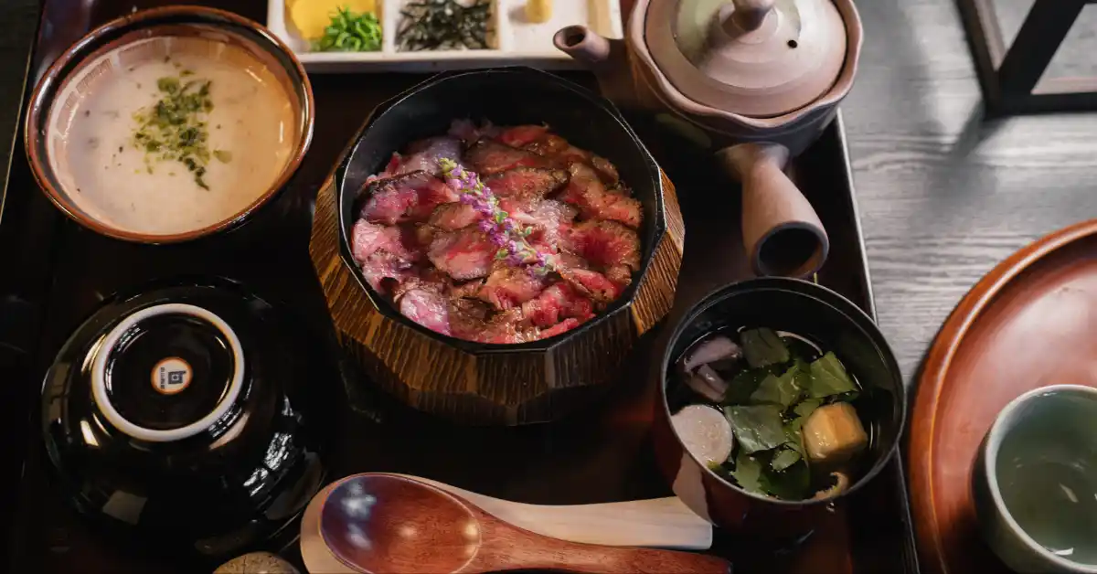 【ウッドデザインパーク株式会社】 【愛知・瀬戸】【12/27～12/29／売り切れごめん】1日10食限定「 瀬戸山麓牛を使用した～牛まぶし御前～」 合掌造り×囲炉裏で過ごす“今年最後のご褒美ランチ”！！｜自然薯茶屋