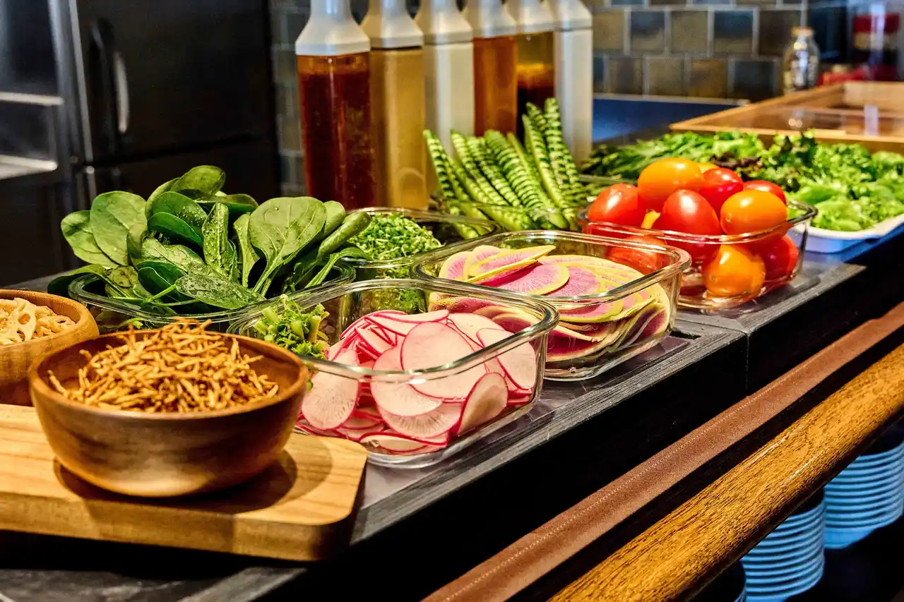 【平日限定】選べるメインと地産地消の美味しさを楽しむハーフブッフェ。新しくなったメインディッシュで、羽田空港を望む特別なランチタイムを