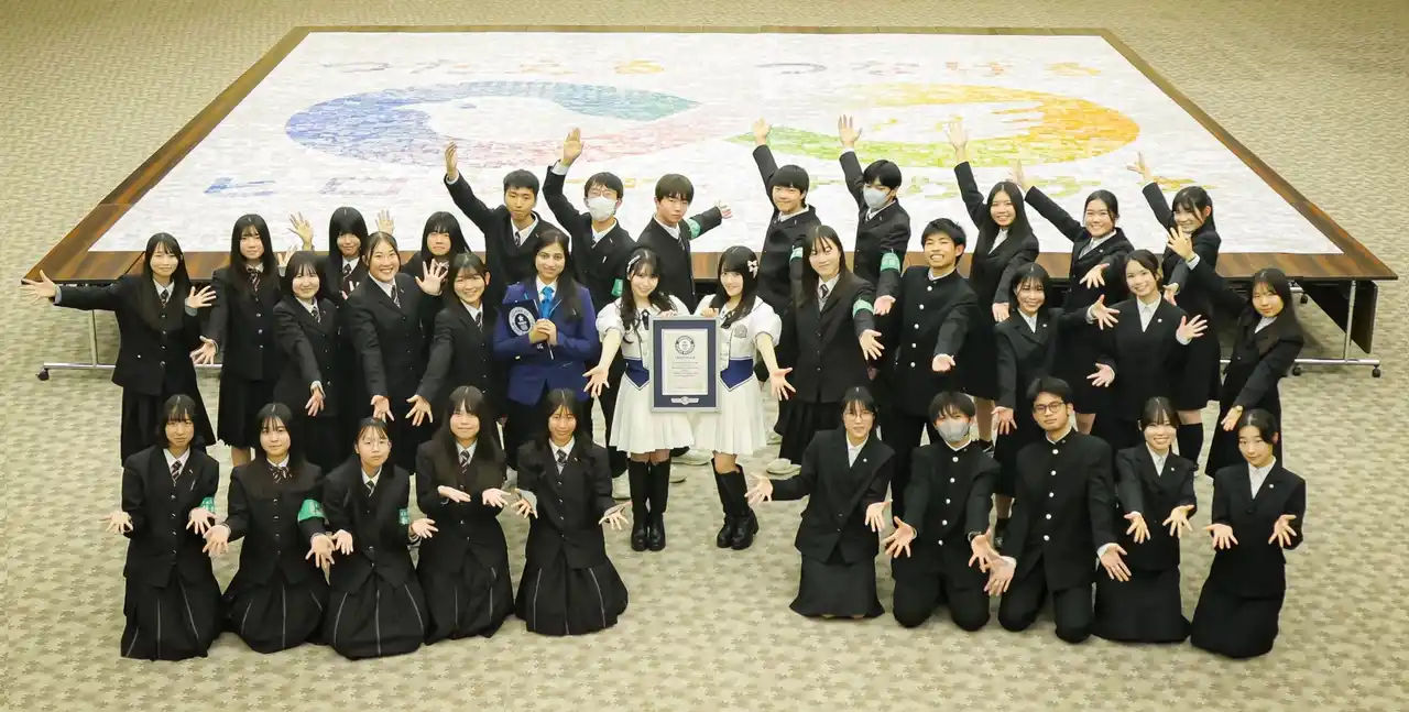 【株式会社エスエーホールディングス】 2025年12月｜写真5,700枚による巨大モザイクアートが《ギネス世界記録(TM)》に認定！広島の高校生・STU48・(株)スタジオアイが力を合わせ平和のメッセージを世界へ発信。