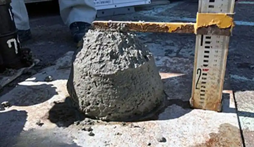 写真2：スランプ試験の様子