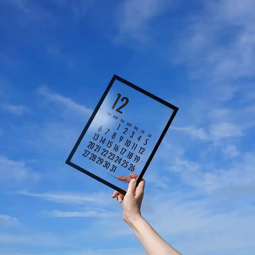 透明素材を活かした「文字だけが浮かぶカレンダー」9/1発売再生材100％使用　環境に配慮したもの選びを日常に