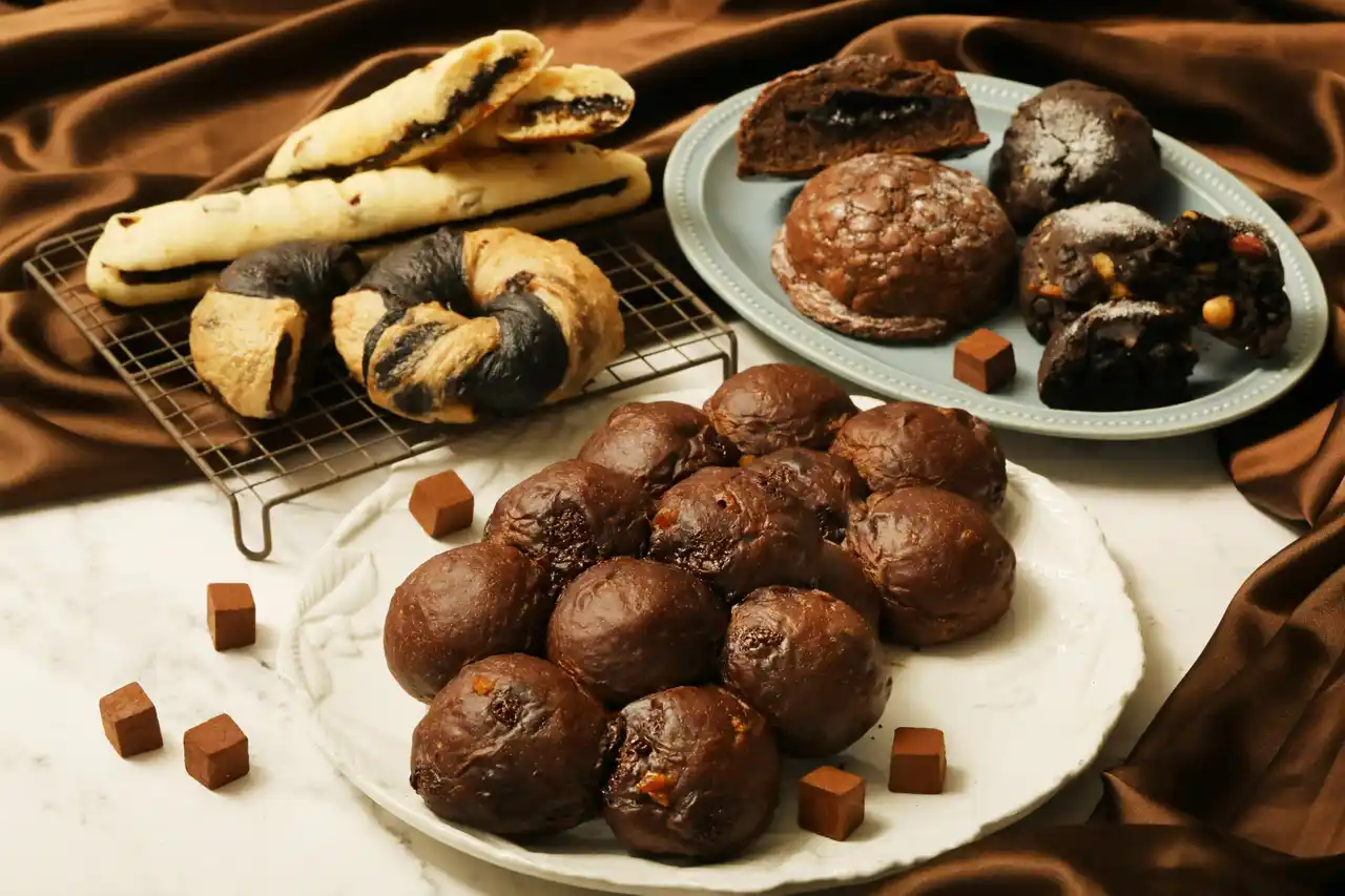 【チョコづくし】京都の老舗ベーカリー「グランディール」より生チョコ×爽やかなオレンジピールを練り込んだ『京生ちぎりパン～生チョコとオレンジ～』をはじめチョコチップとナッツの食感楽しめるスコーンを新発売