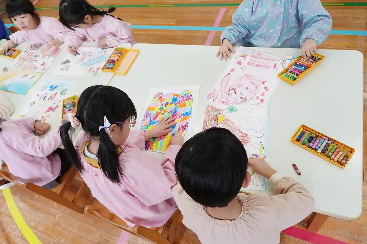 おえかき保育園の園児たち.png