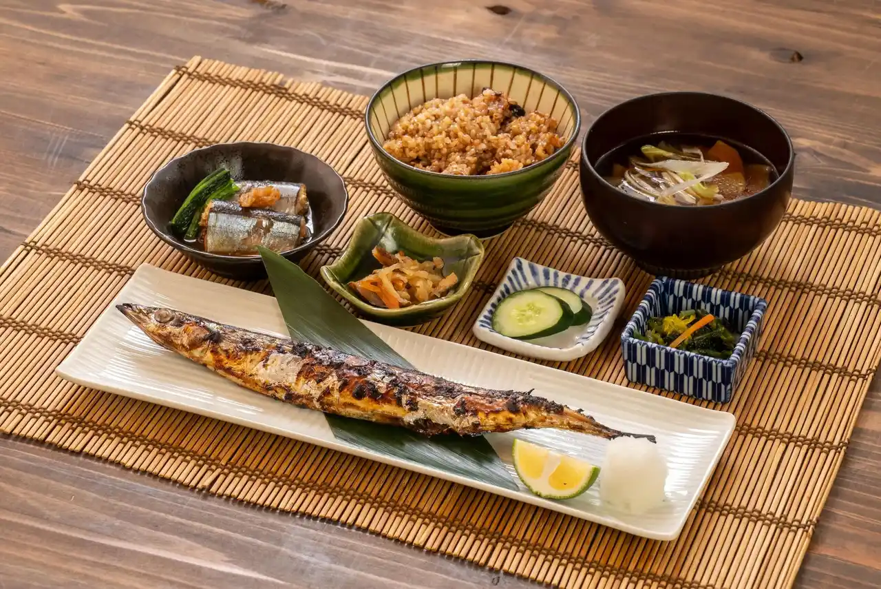 おふろcafe 白寿の湯「お食事処 俵や」に秋限定メニューが登場！　旬の秋さんま、神川町産の梨など、季節の味に発酵のアレンジを加えて提供します