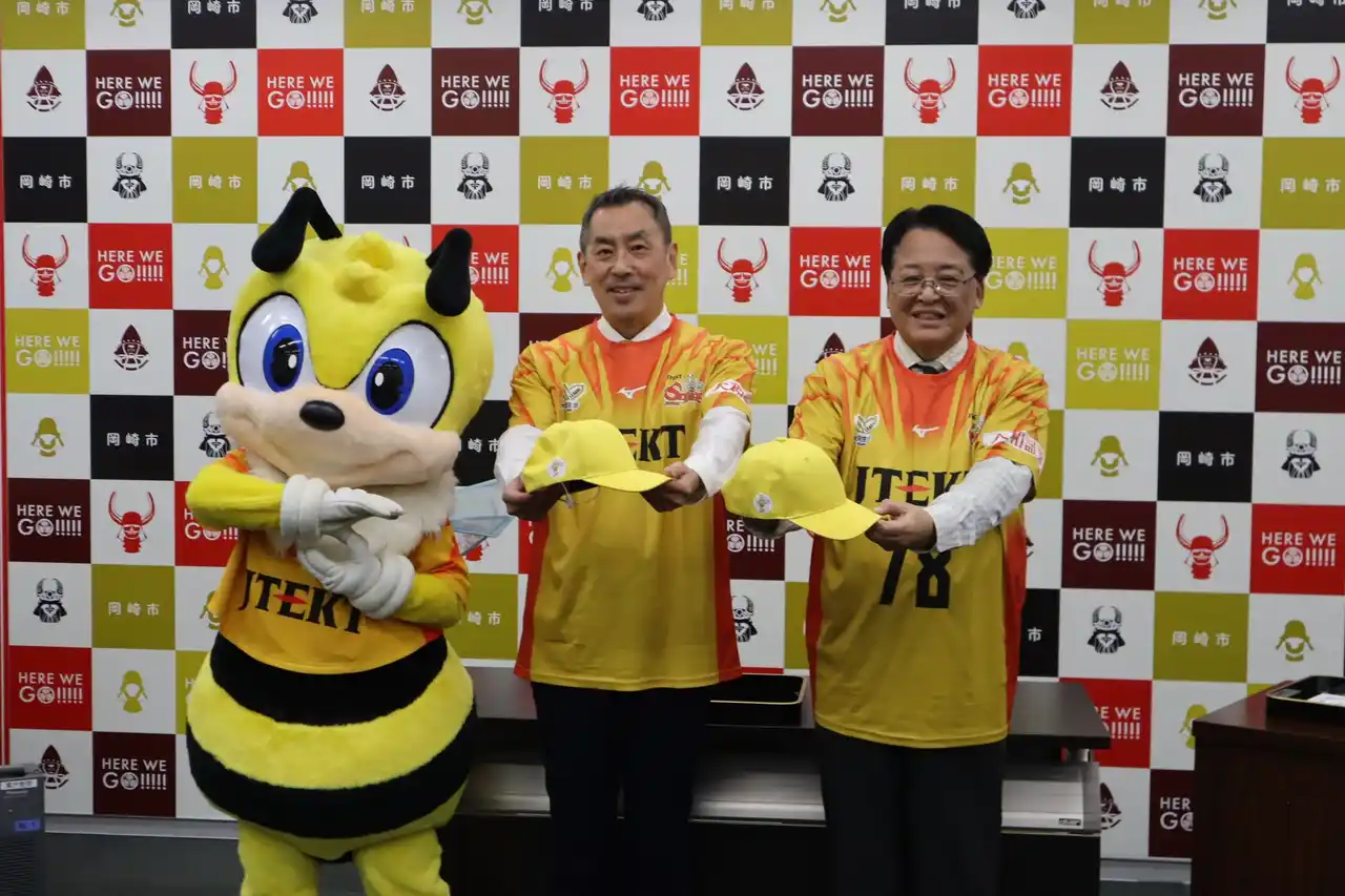【株式会社 ジェイテクト】 ジェイテクトSTINGS愛知デザインの通学帽子を岡崎市の新一年生へ寄贈