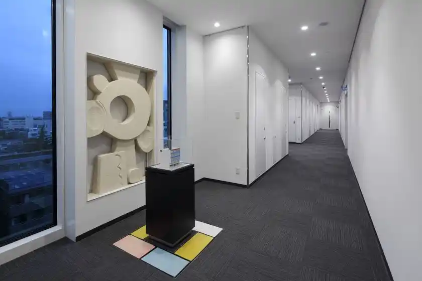 本店本部ビル6階のギャラリーに展示されている「打ち出の小槌」のモニュメント