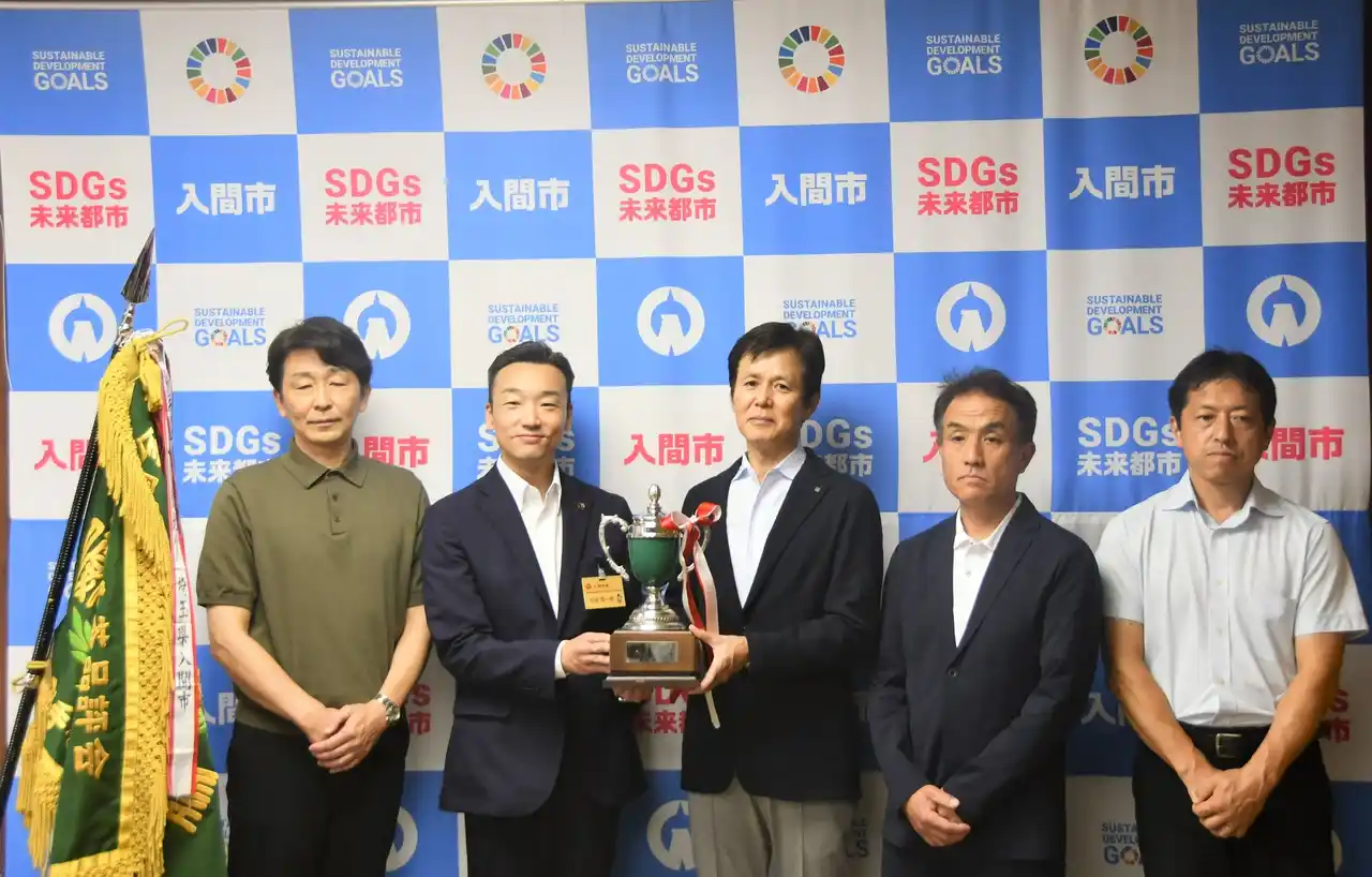 入間市手揉狭山茶保存会が全国手もみ茶品評会で史上初20年連続25回目の日本一達成を市長に報告