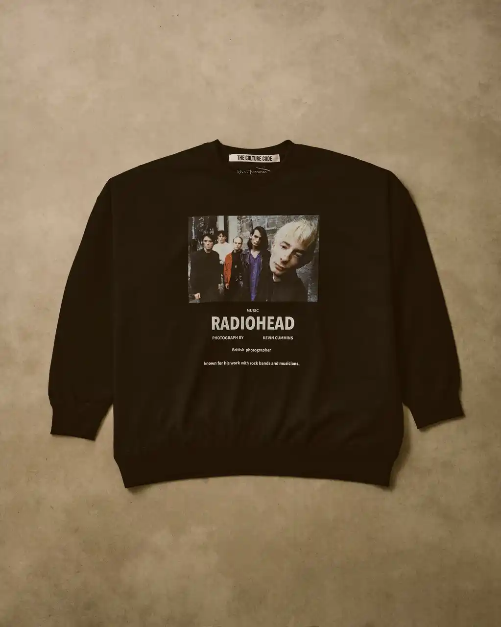 【株式会社ベイクルーズ】 【THE CULTURE CODE】RADIOHEAD by Kevin Cummins　　アーカイブフォトを用いたグラフィックコレクションがJOURNAL STANDARD relumeより登場。