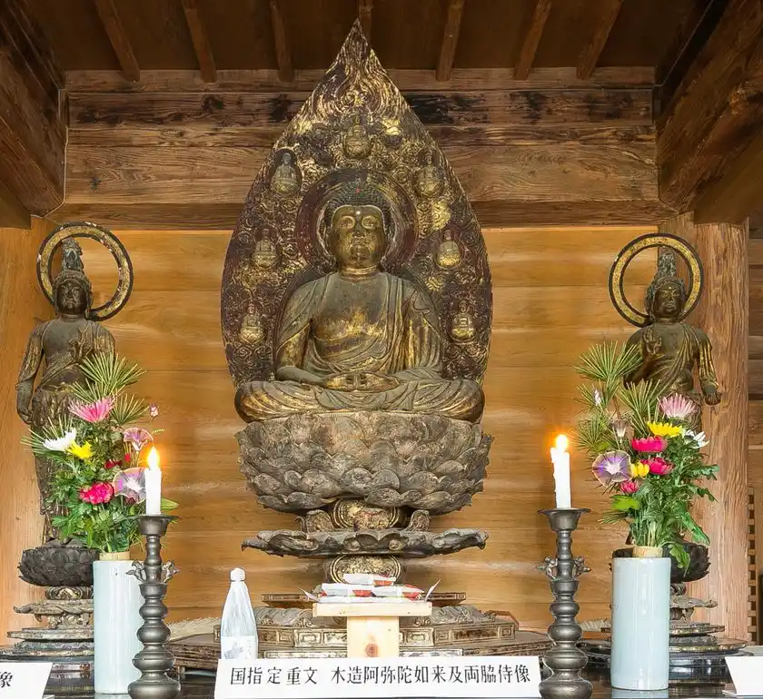 浄心寺(湯前町)の木造阿弥陀如来像・両脇侍像は国指定重要文化財。