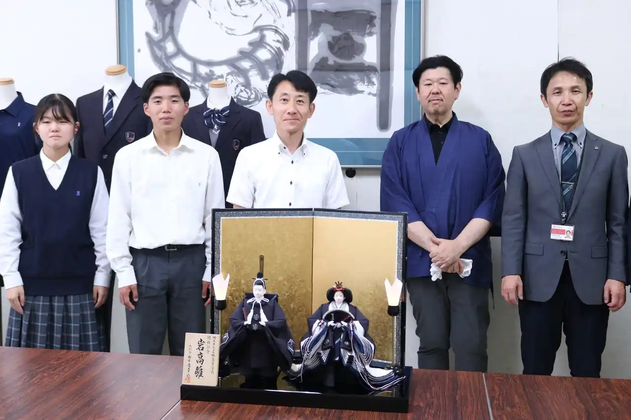 令和８年度開校、埼玉県立岩槻高等学校の新制服をモチーフにした雛人形を東京菅公学生服が鈴木人形の協力を得て寄贈