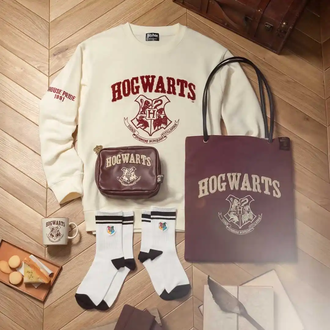 【ベネリック株式会社】 2025年8月8日(金)より「ハリー・ポッター　マホウドコロ」にて、ホグワーツ魔法魔術学校の新学期が始まるバック・トゥ・ホグワーツをテーマに、校章やホグワーツエンブレムをデザインした新商品が順次登場