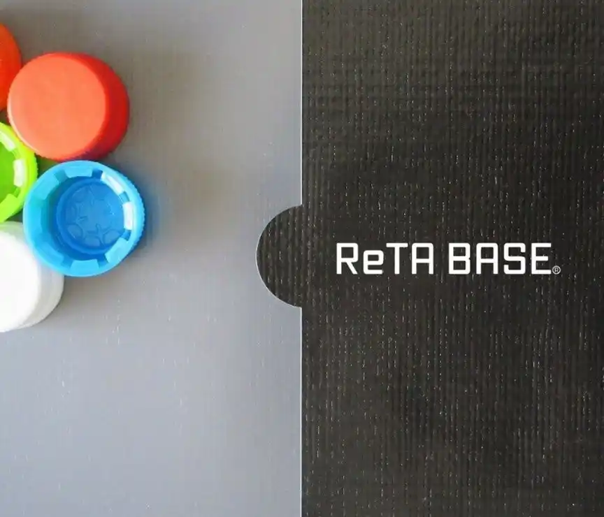 【日本山村硝子株式会社】 【日本初】異業種 4 社による PET ボトルキャップとクリアホルダーを原材料に使用した「シート素材」を開発