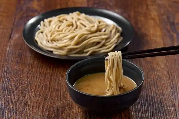食べ応えのある麺の食感と濃厚な味わいのスープを実現した冷凍食品「中華蕎麦 とみ田監修 金の濃厚つけめん」リニューアル発売決定！セブンプレミアム ゴールドは15周年！(※1)