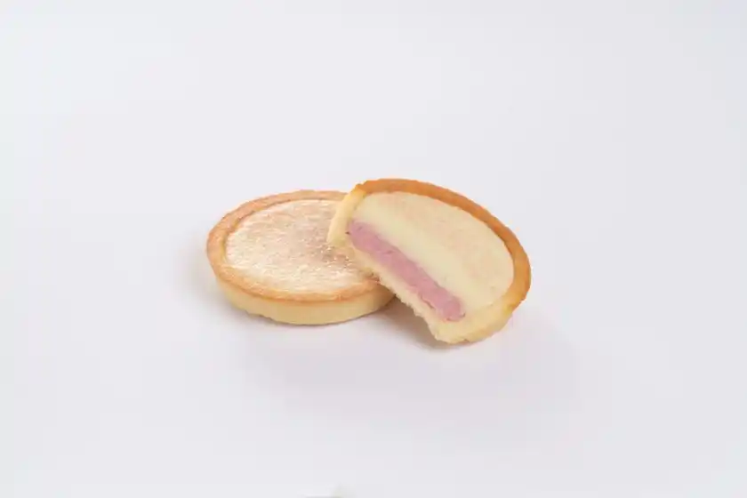 ホワイト焼きチョコを重ねた甘味と酸味のコントラストが特徴