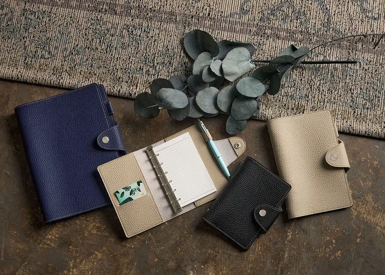 柔らかな質感とシンプルなデザインが際立つシステム手帳「SOFT FILE (ソフトファイル)」を10月中旬に発売