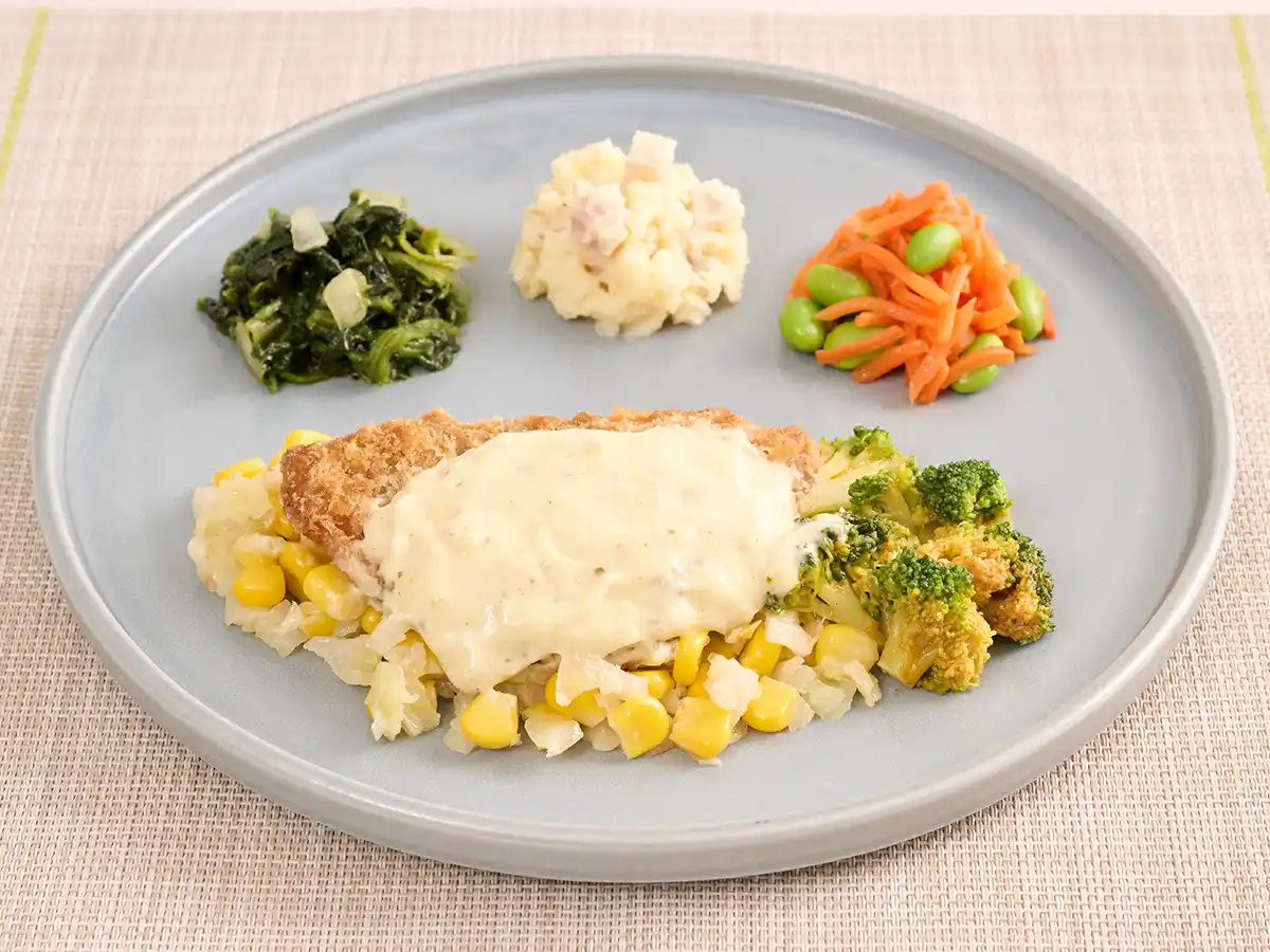 【ナッシュ株式会社】 アジフライ×カレータルタルの新発想！夏にぴったりの魚メニュー「カレータルタルアジフライ」が8月1日（金）に新登場