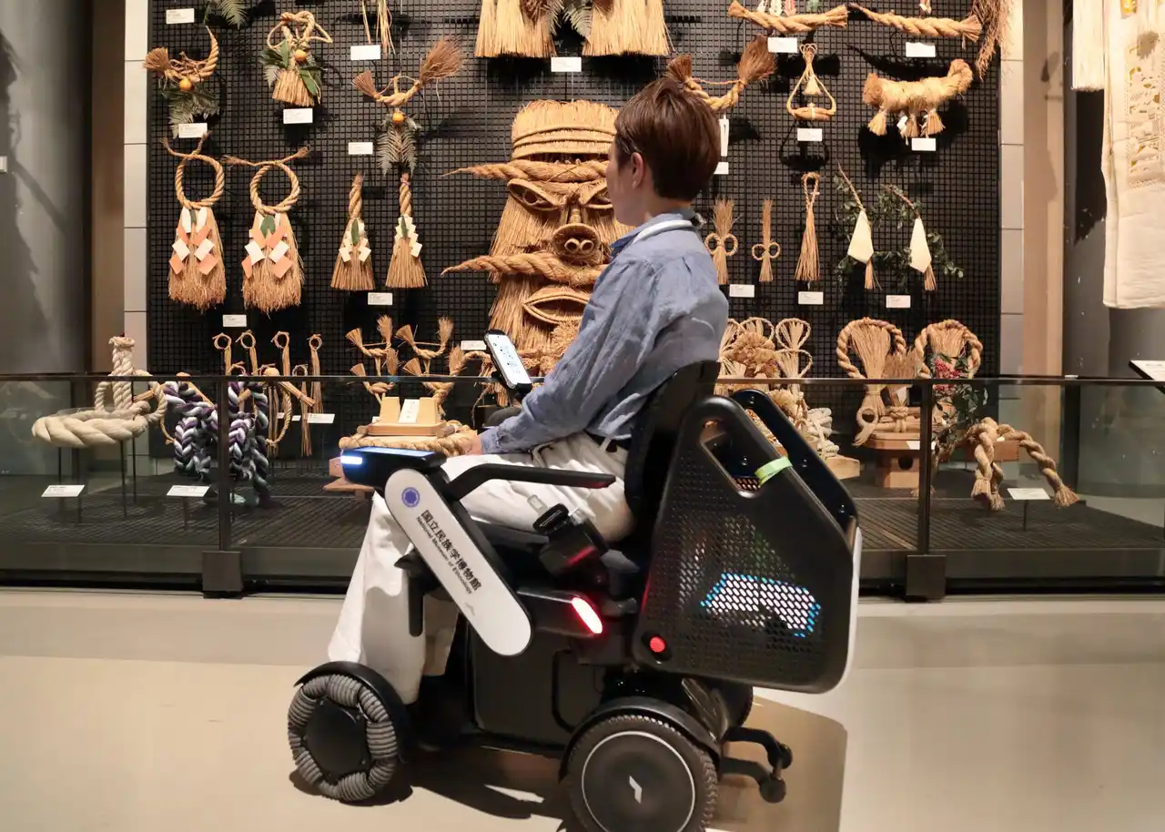 【WHILL株式会社】 国立民族学博物館の全館で、WHILL自動運転モビリティとみんぱく音声ガイドで巡る新たな展示体験が実現