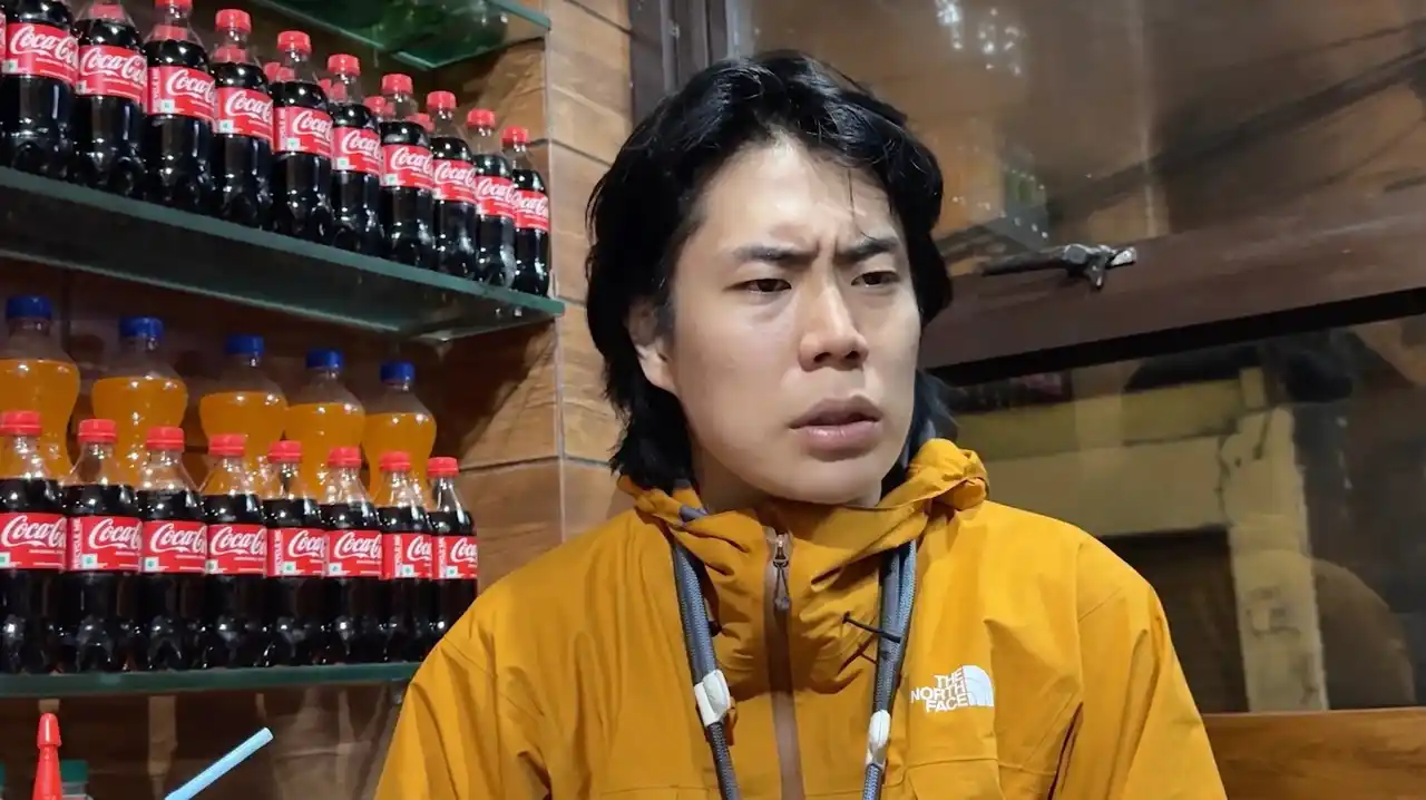 【ABEMA】 令和ロマン・くるまが“慶應大学中退”した衝撃理由を告白「小説書いて先生に提出」エリート幼稚園に通っていたくるまの幼少期にひろゆきも驚愕「すげぇ」／『世界の果てに、くるま置いてきた』特別映像を無料公開中